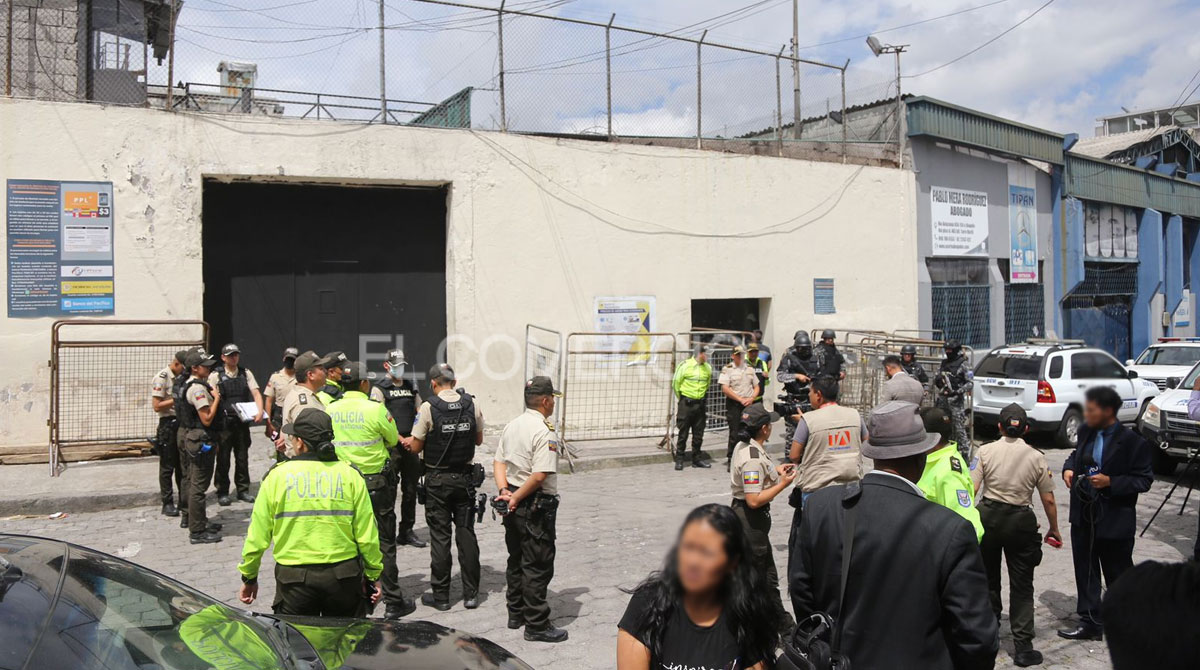 Agentes de la Policía tomaron el control en la cárcel de El Inca, en Quito, donde los detenidos retuvieron a 4 abogados. Foto: EL COMERCIO
