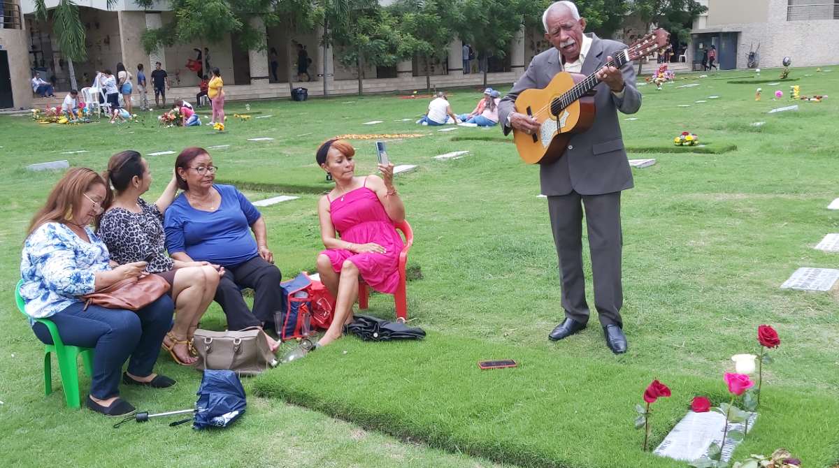 En el cementerio Jardines de la Esperanza. Amado Valenzuela cantó para Patricia Jaramillo, su madre y hermanas. Foto: Juan C. Holguín / EL COMERCIO