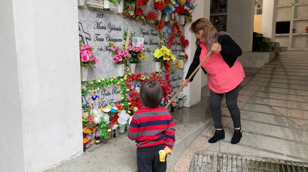 Maggi Miño acudió con su familia a visitar a su madre en el cementerio de La Magdalena. Ella dejó el espacio limpio y adornado. Foto: Mayra Pacheco / El Comercio.