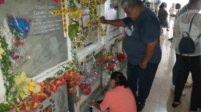 Pablo Valle y su esposa llegaron al Cementerio General  para visitar la tumba de la madre del hombre. Foto: Juan C. Holguín / EL COMERCIO