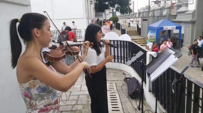 En el Cementerio General hubo el acompañamiento musical de una cantante y una violinista. Foto: Juan C. Holguín / EL COMERCIO