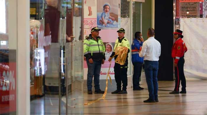 El hecho provocó momentos de zozobra entre quienes estaban en el centro comercial en el momento del crimen. Foto: Diario El Tiempo de Colombia