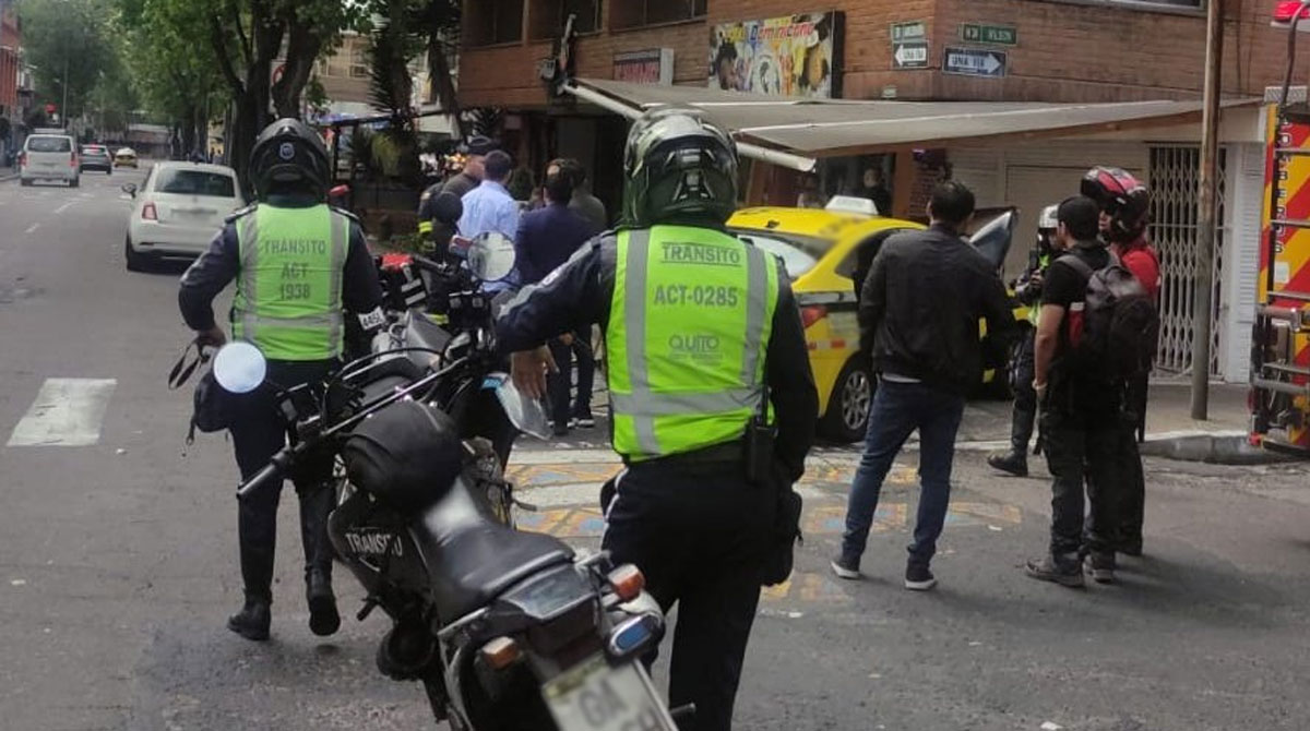 Dos personas resultaron heridas por el choque de un taxi contra un edificio en el sector de La Mariscal, norte de Quito. Foto: Twitter AMT