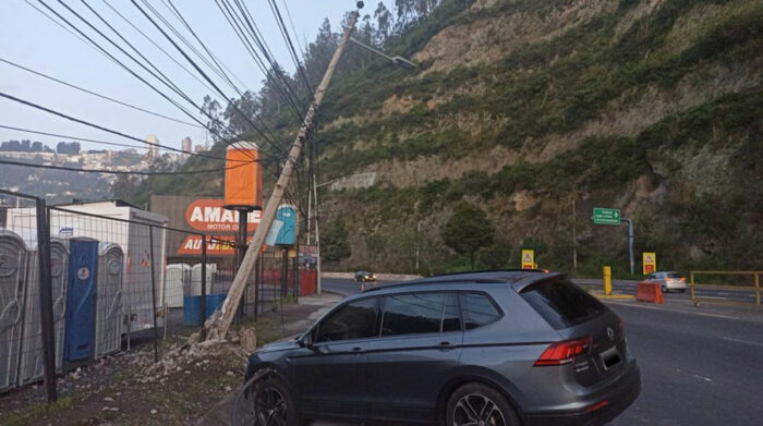 Un choque contra un poste se registró a la altura de Guápulo, en la av. Simón Bolívar a las 06:00 de este s12 de mayo. Foto: Twitter AMT