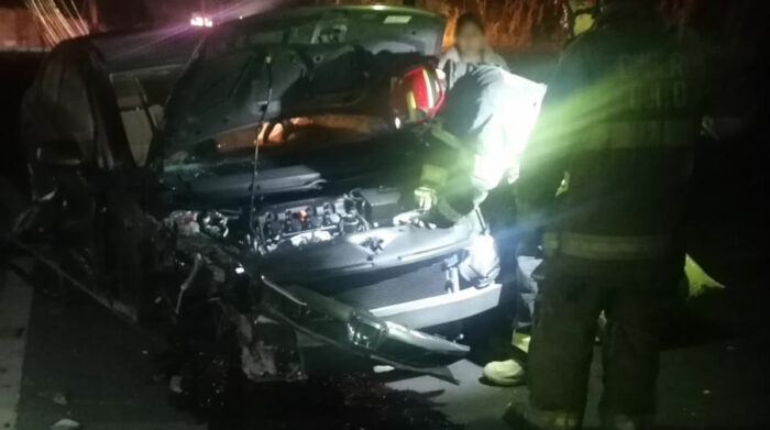 El choque de un auto en la vía Interoceánica dejó un herido en Cumbayá. Foto: Twitter Bomberos Quito
