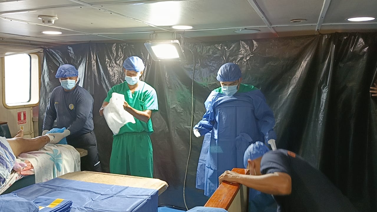 Los médicos viajaron por aire y mar hasta el barco para realizar la cirugía. Foto: Armada del Ecuador