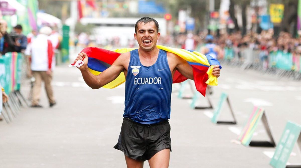 Claudio Villanueva celebra tras ganar la prueba de 50 km en los Juegos Panamericanos de Lima 2019. Foto: Comité Olímpico Ecuatoriano