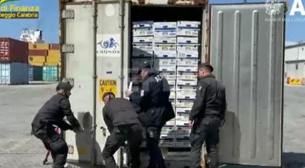 La cocaína estaba oculta en contenedores que cargaban plátanos procedentes de Ecuador. Foto: Captura de video