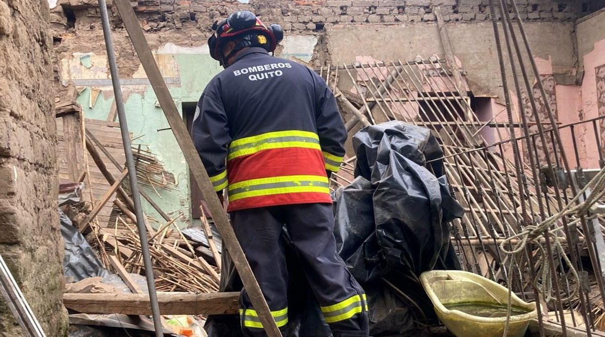 La persona perdió la vida, cuando la casa que remodelaba colapsó. Foto: Twitter Bomberos Quito