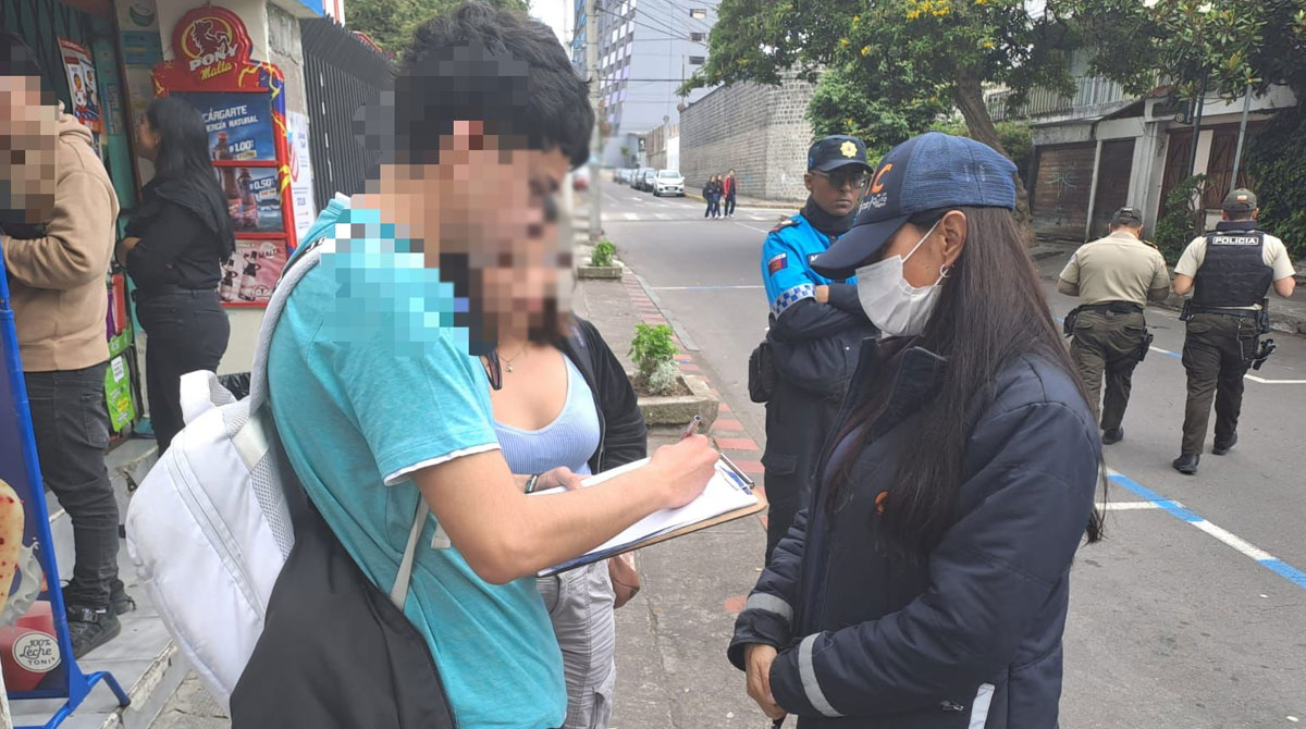 Los agentes emitieron multas y notificaciones, durante los controles de consumo de licor en los exteriores de dos universidades y un instituto en Quito. Foto: Twitter AMC