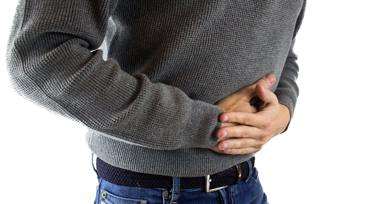 Imagen referencial. Existen ciertos síntomas que, si se tornan crónicos, debe acudir a un especialista para descartar el cáncer de estómago. Foto: Pixabay