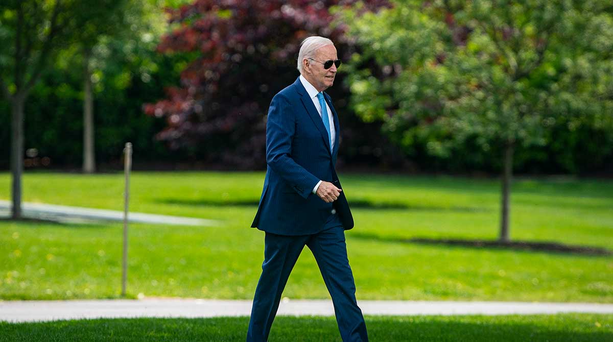 El presidente de los Estados Unidos, Joe Biden, camina por el Jardín Sur de la Casa Blanca. Foto: EFE