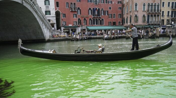El agua del Gran Canal de Venecia teñida de verde fluorescente. Foto: EFE
