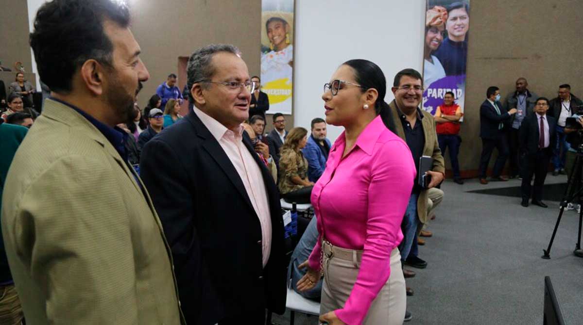 La Presidenta del CNE, Diana Atamaint, junto a representantes de organizaciones políticas. Foto: Julio Estrella / EL COMERCIO
