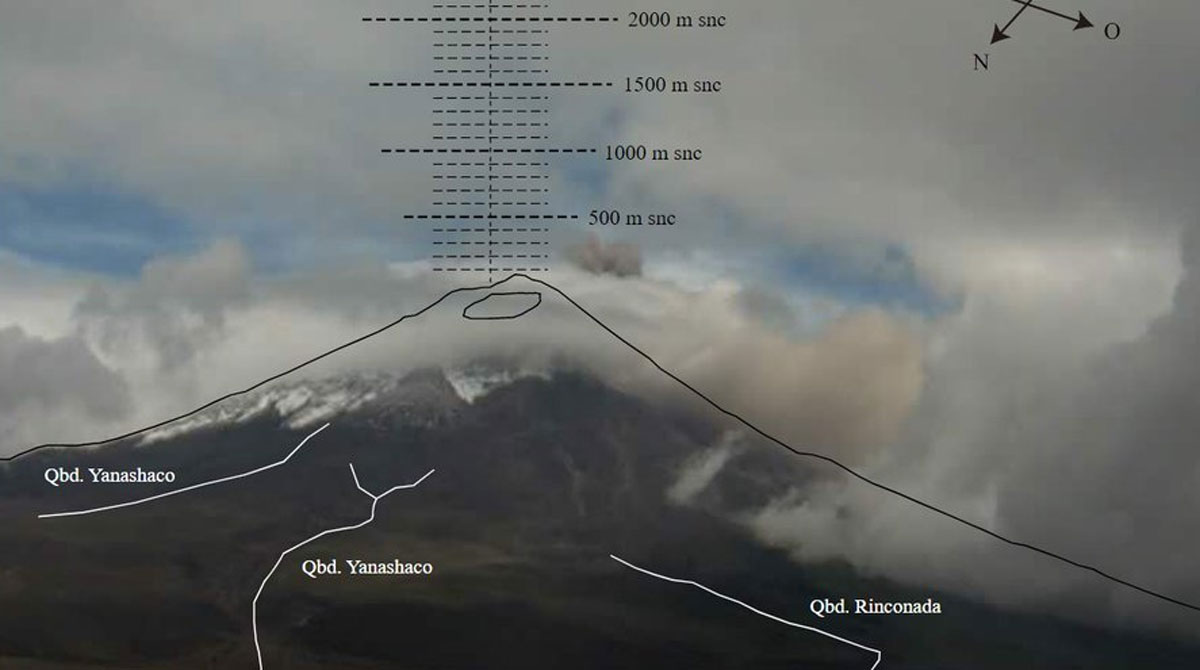 La emisión de gases y cenizas de este 15 de mayo de 2023 alcanzó los 400 metros sobre el nivel del cráter. Foto: Twitter IG
