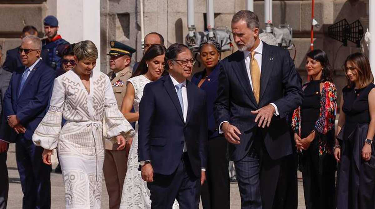 El rey de España, Felipe VI, junto al presidente de Colombia, Gustavo Petro (izq), su esposa, Verónica Alcocer (detrás izqda) y la reina Letizia. Foto: EFE/Juanjo Guillén