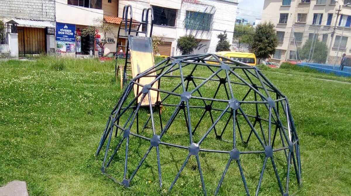 Los juegos infantiles en un parque del sur de Quito se encuentran destruidos, la hierba crecida. Foto: cortesía