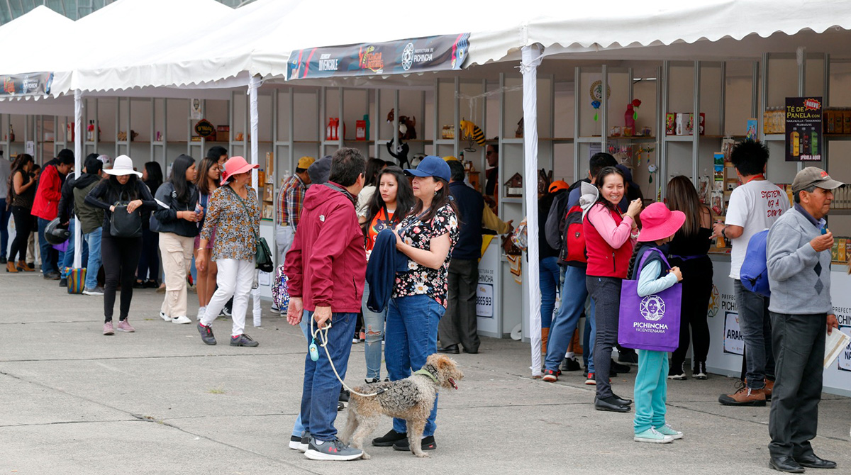 Varios emprendedores ofrecieron sus productos en el Festival Pichincha Libertaria en el parque Bicentenario. Foto: Patricio Terán / EL COMERCIO