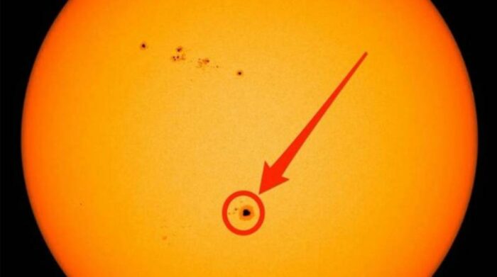 La mancha de Sol alcanza cuatro veces el tamaño de la Tierra. Foto: Administración Nacional Oceánica y Atmosférica de los Estados Unidos