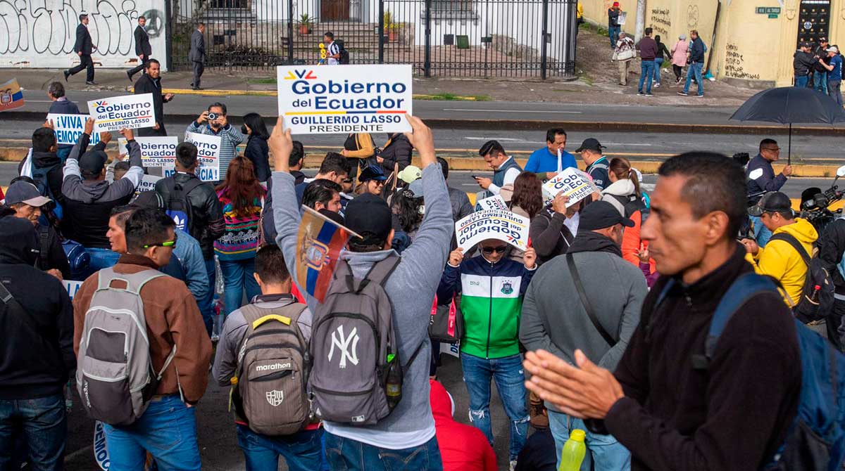 Decenas de personas con carteles afines al Gobierno en el parque El Arbolito. Foto: Carlos Noriega / EL COMERCIO