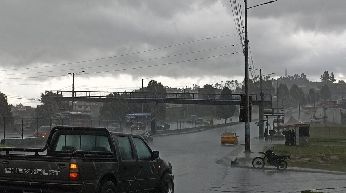 Imagen referencial. La fuerte lluvia se registró principalmente en el centro y norte de Quito. Foto: Twitter AMT