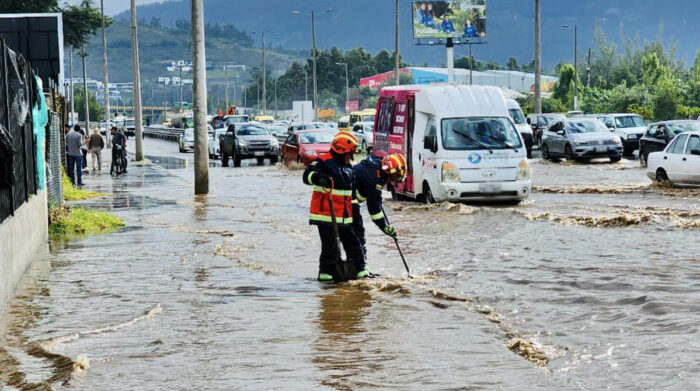 La inundación de un tramo de la Ruta Viva generó congestión en sentido Quito- Aeropuerto. Foto: Twitter Bomberos Quito