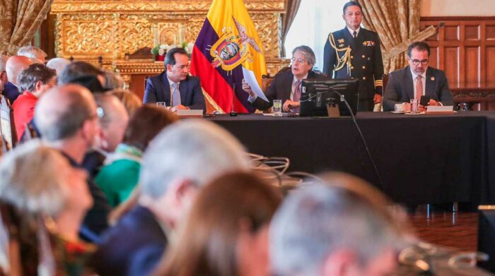 El presidente Guillermo Lasso durante una reunión con el cuerpo diplomático. Foto: Twitter @LassoGuillermo