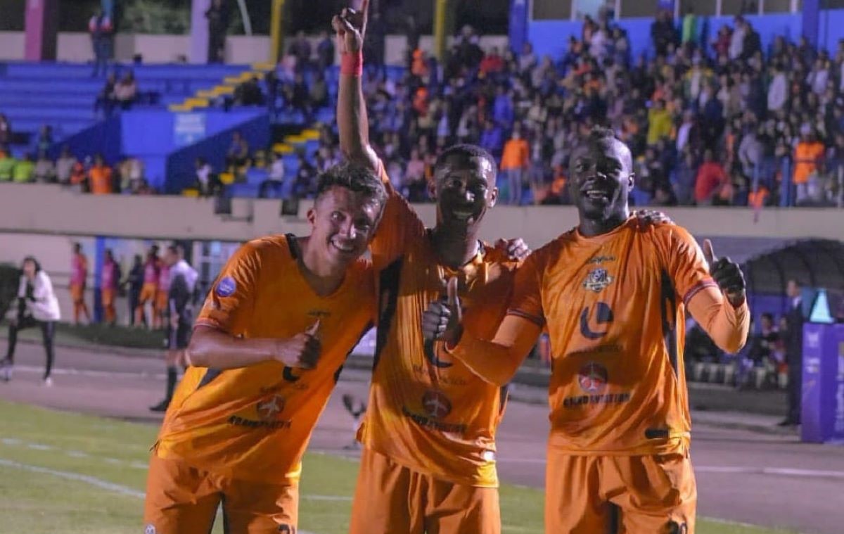 Jugadores del Libertad festejan un gol ante Católica. Foto: @LibertadFC3