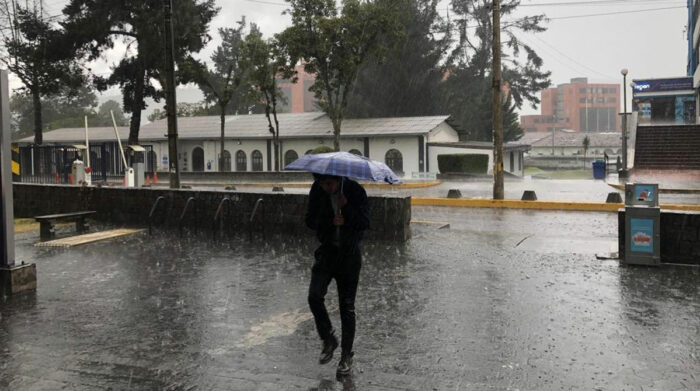 La fuerte lluvia también afectó a la av. 12 de Octubre, en el sector de la Universidad Salesiana. Foto: Diego Pallero/ EL COMERCIO