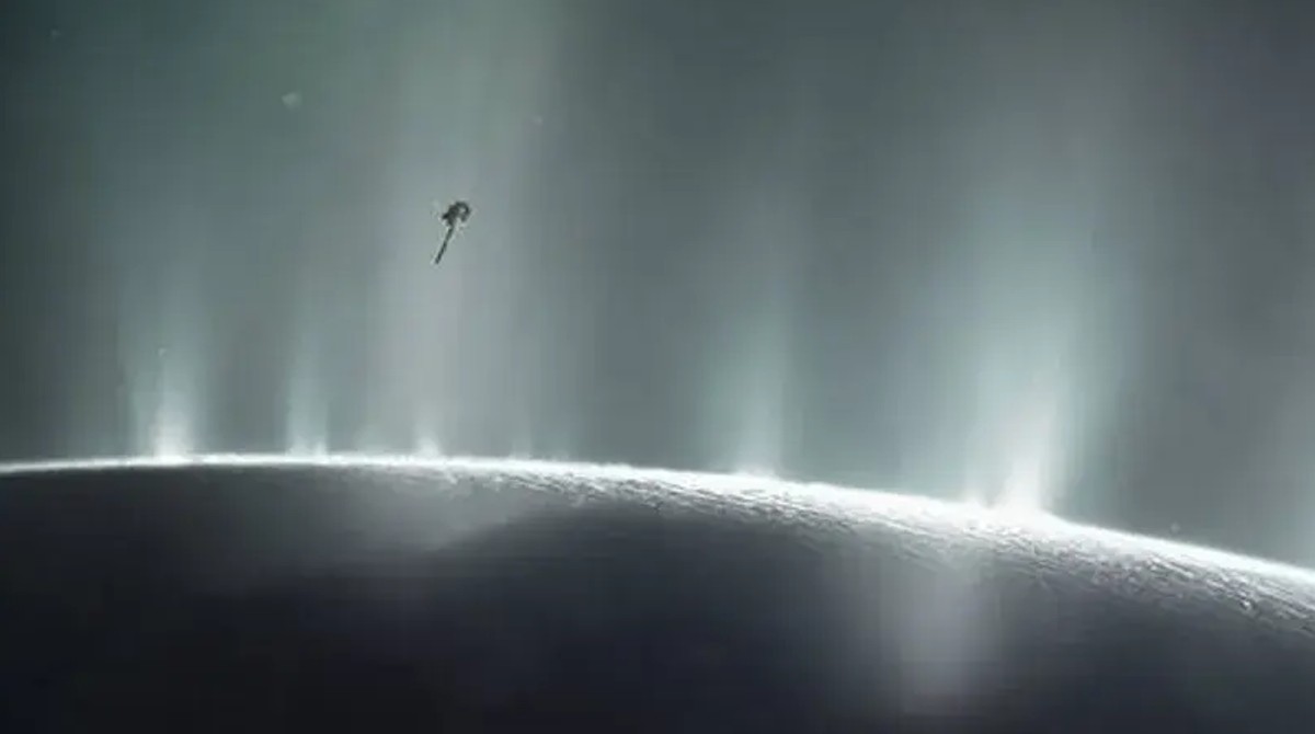 Una imagen de archivo captó los penachos de gases en la luna helada Encélado. Foto: NASA