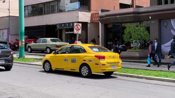 Los autos mal estacionados ocupan veredas, calles de alto tráfico e intersecciones. Foto: Carlos Noriega / EL COMERCIO