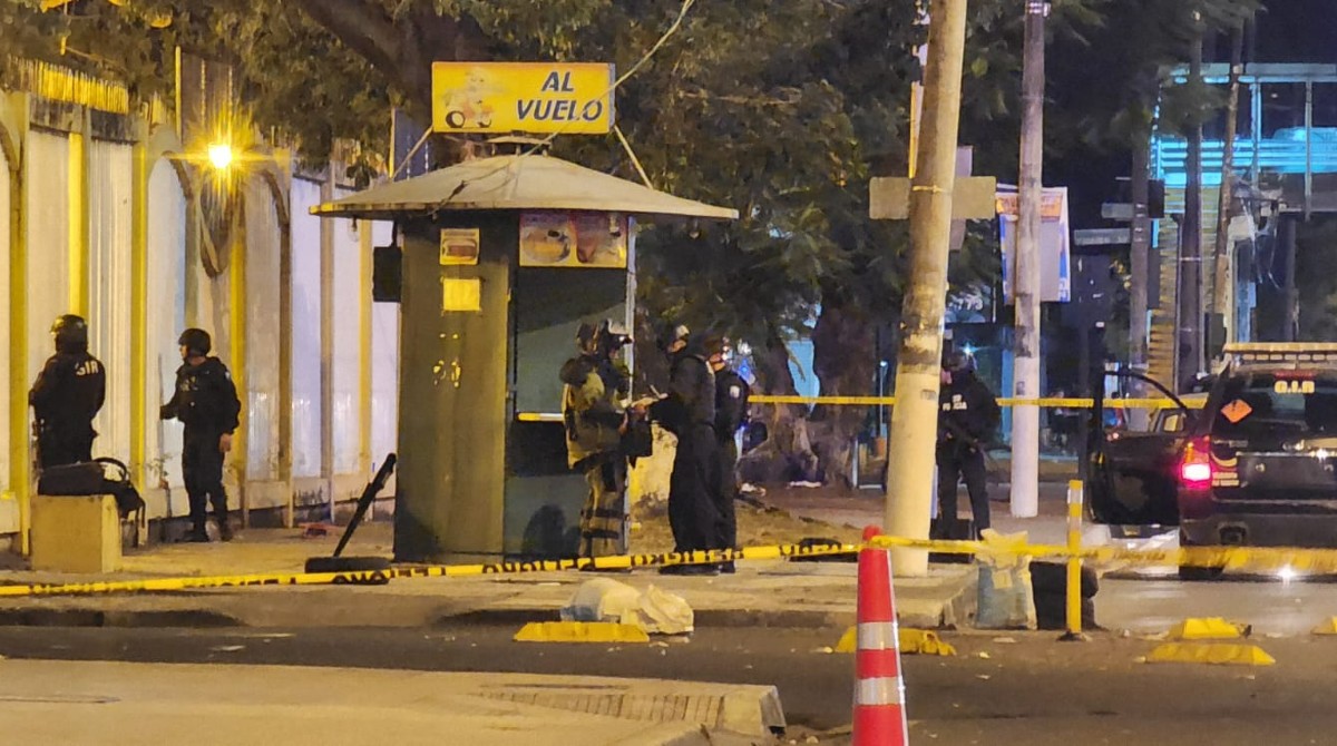 Un sujeto fue detenido con dos cartuchos de dinamita en las inmediaciones del Mall del Sur en Guayaquil la noche del sábado. Foto Policía Nacional