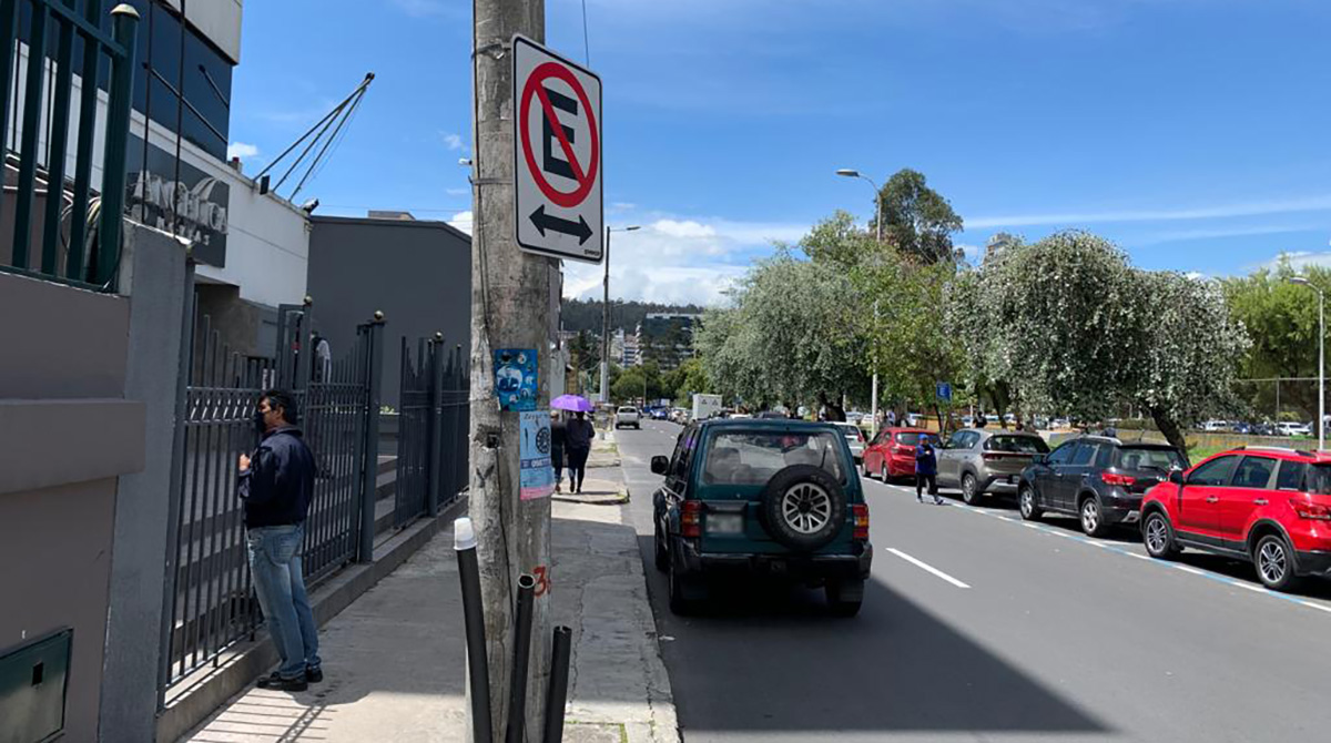 La sanción de la AMT por estacionar el auto en una zona no permitida es el 10% de un salario básico unificado. Foto: Carlos Noriega / EL COMERCIO