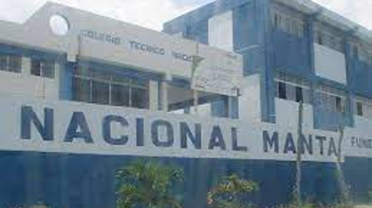 La Unidad Educativa Fiscal ‘Manta’ suspendió sus clases el lunes 22 de mayo de 2023, por el velorio de uno de los asesinados en Montañita.