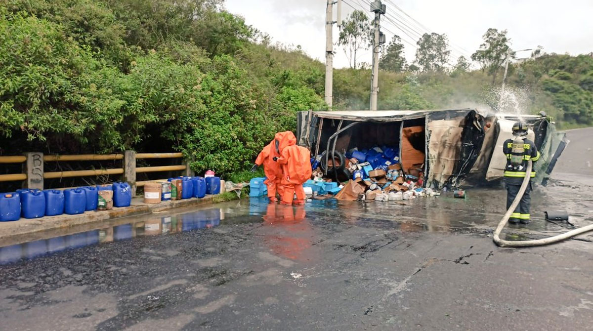 Bomberos especializados en manejo de materiales peligrosos participaron en el operativo para controlar un conato de incendio en un camión que se volcó en la avenida Simón Bolívar, en el sector de Gualo. Foto: Twitter Bomberos Quito