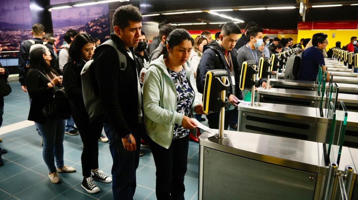 Los boletos del Metro de Quito cuentan con un código QR. Foto: Patricio Terán/ El Comercio