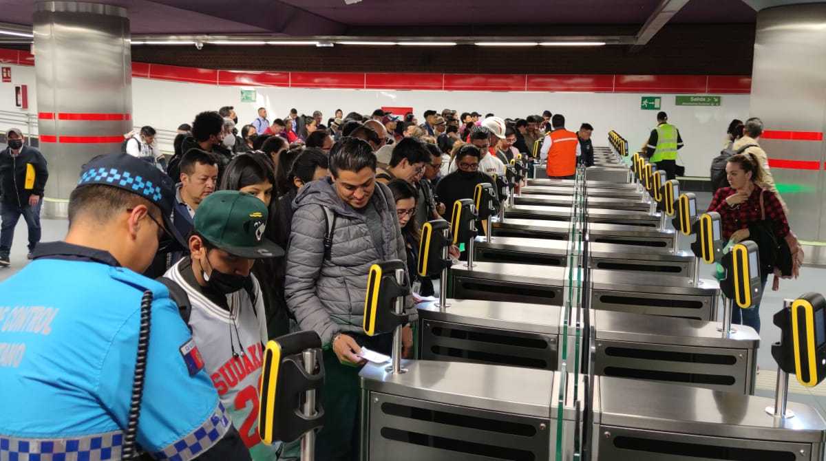 Decenas de personas acuden cada día para usar el Metro de Quito. Foto: Cortesía Twitter Metro