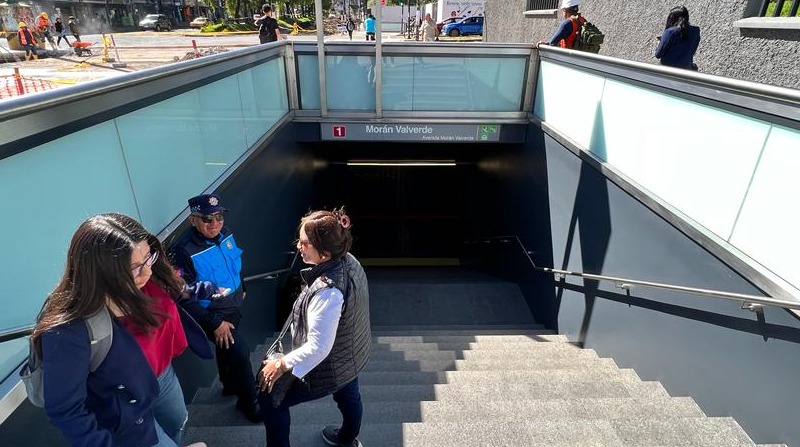Algunos usuarios del Metro de Quito llegaron a la estación Morán Valverde, pero notaron que fue cerrada sin previo aviso. Foto: Patricio Terán/ EL COMERCIO