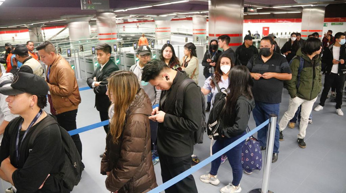 Los usuarios reportaron que esperaban hasta media hora para ingresar al Metro de Quito este 2 de mayo de 2023. Foto: Patricio Terán/ EL COMERCIO