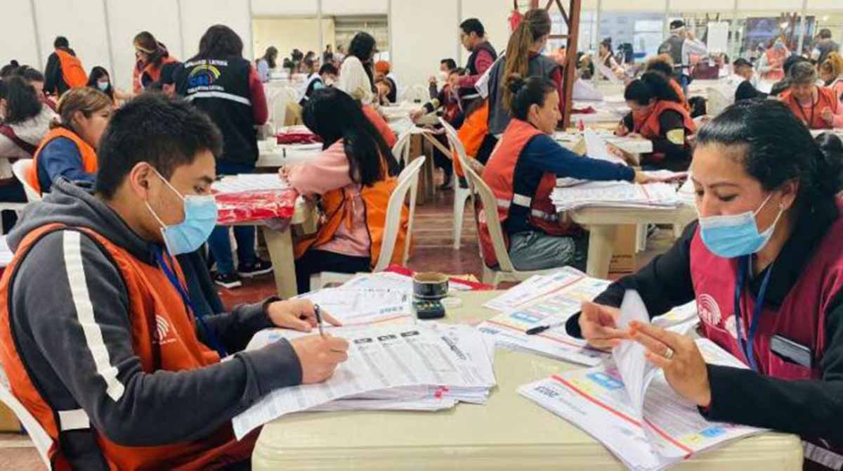 Integrantes de mesas protestan en el CNE para recibir pago de jornada electoral