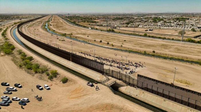 Fotografía aérea tomada ayer que muestra a cientos de migrantes junto al muro fronterizo en El Paso, Texas (EE.UU). Foto: EFE