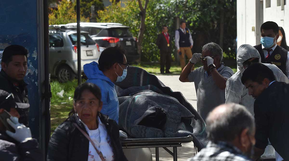 Varias personas ingresan uno de los cuerpos recuperados tras el incidente en la mina Yanaquihua, este 8 de mayo de 2023. Foto: EFE