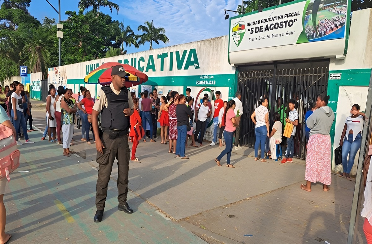 La Policía Nacional aplica el plan Escuelas Seguras en un plantel educativo de Esmeraldas. Foto: cortesía.