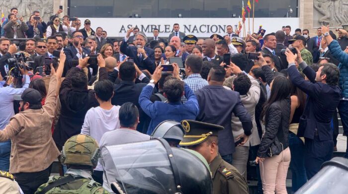 El presidente Guillermo Lasso declaró la muerte cruzada y acudió al edificio de la Asamblea Nacional.. Foto: Carlos Noriega / EL COMERCIO