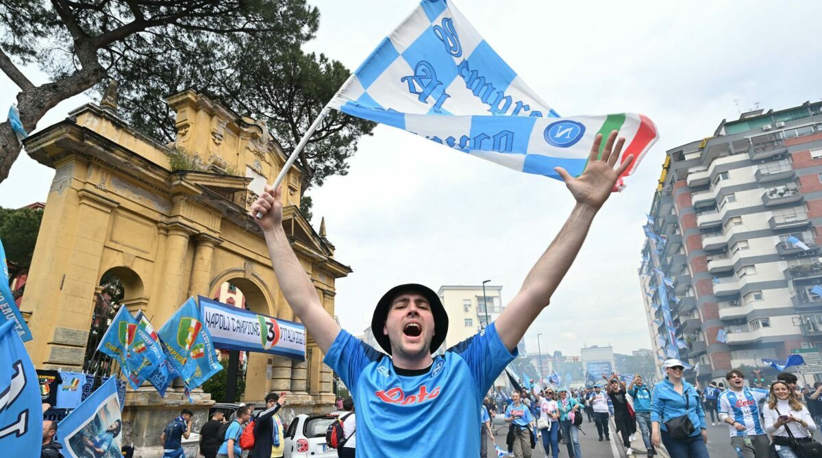 Nápoles es una fiesta con las celebraciones del título de campeón del Napoli, 33 años después del último título. Foto: EFE