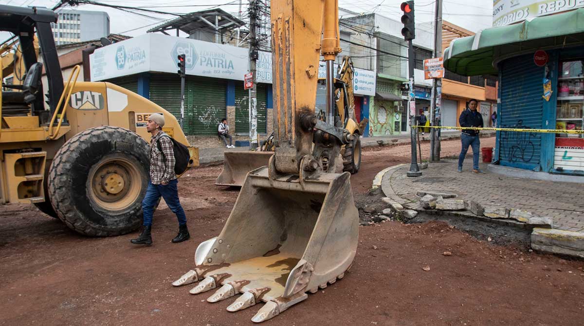 Trabajos de repavimentación y arreglo de vías afecta a los negocios ubicados en el sector de la Colón y Santa Clara. Foto: Carlos Noriega / EL COMERCIO
