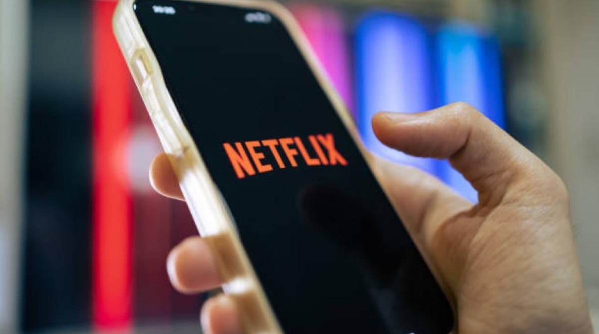 Netflix cobrará en Ecuador USD 2,99 adicionales por mes a los usuarios que comparten cuenta con alguien que no vive en la misma casa. Foto referencial