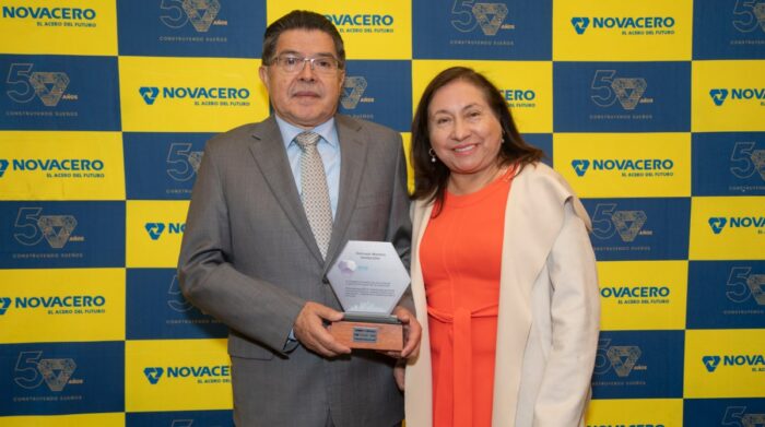 Ana Sánchez, mentora de BIM FORUM en Ecuador, entregó un reconocimiento al Ing. Ramiro Garzón, Gerente General de Novacero.