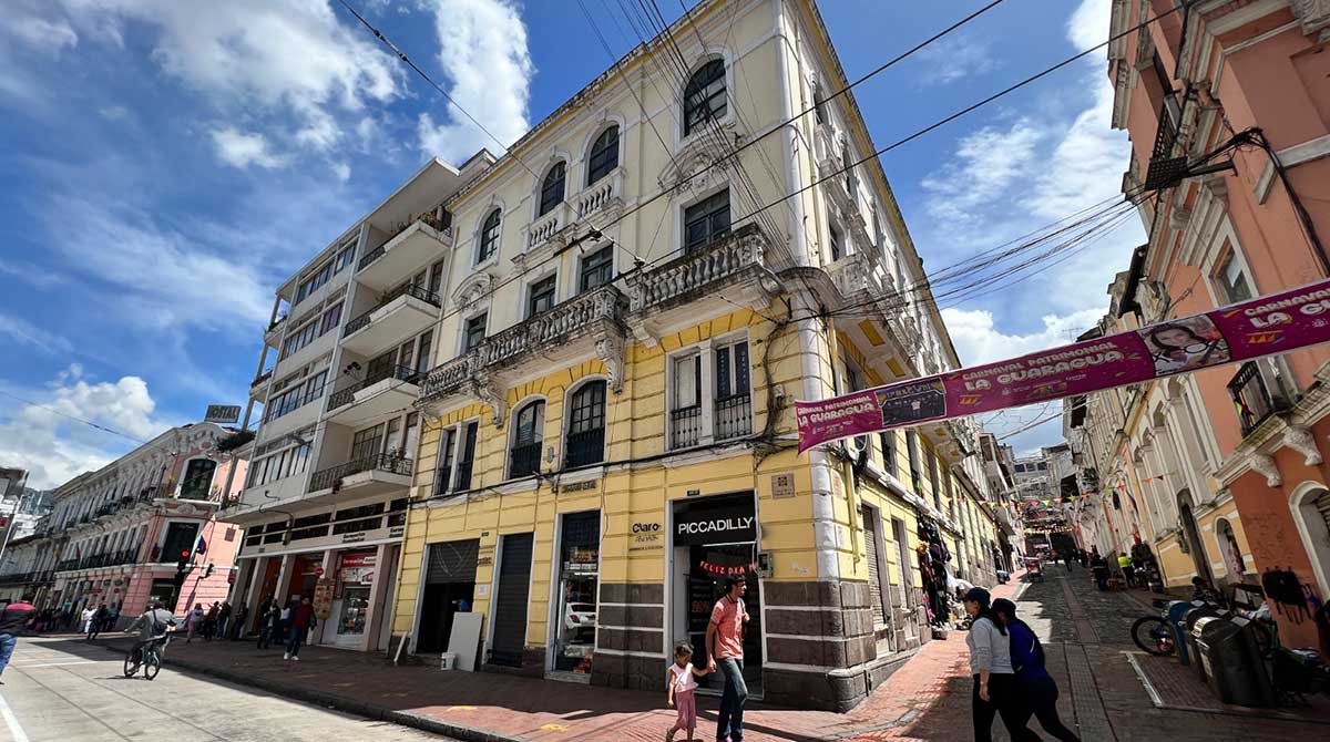 Esta es la primera casa en recibir el Premio Ornato de Quito ubicada en la esquina de la calle Galápagos y Guayaquil en el Centro Histórico de Quito. Foto: Patricio Terán / EL COMERCIO