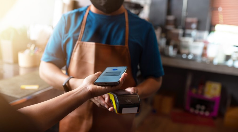 Una de las principales ventajas de las billeteras móviles es su facilidad de uso. Los usuarios pueden descargar una aplicación en sus teléfonos inteligentes y vincular sus cuentas bancarias para realizar pagos. Foto: Cortesía